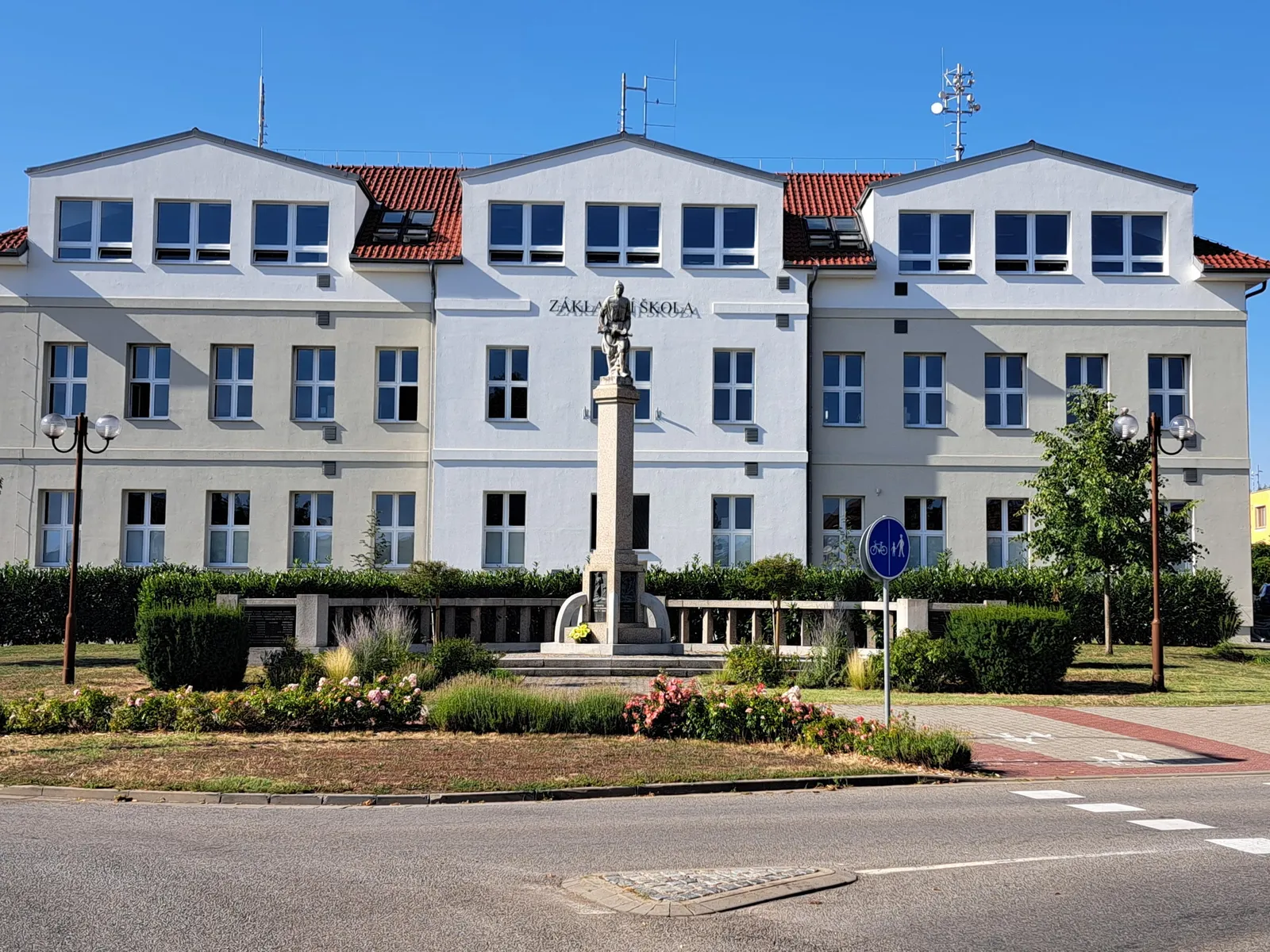 Budova Základní školy Jaroslava Dobrovolského v Lužicích